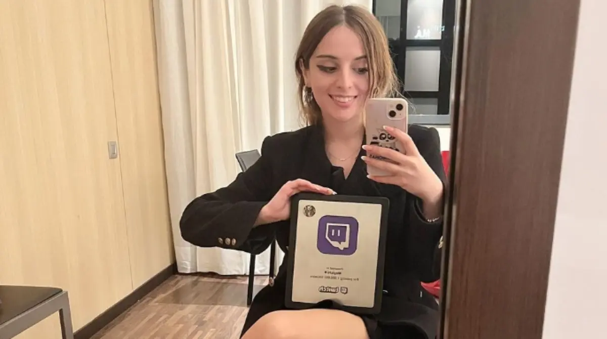 Uno de sus mayores logros fue obtener la placa por alcanzar el millón de seguidores en su canal personal, aunque actualmente cuenta con 1.8 millones, por lo que su segundo reconocimiento está a nada de llegar.