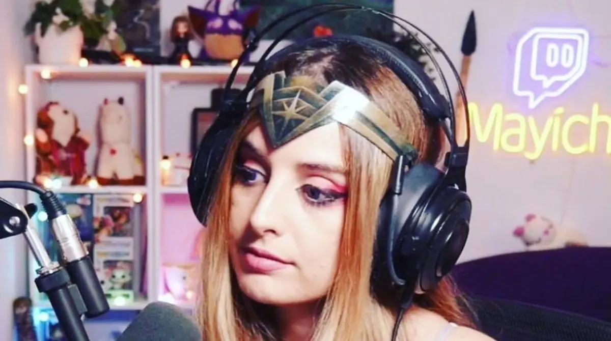 Su nombre real es Maite Carrillo, y es una streamer e influencer de 29 años de edad nacida en Barcelona que tiene su canal en Twitch desde 2015.