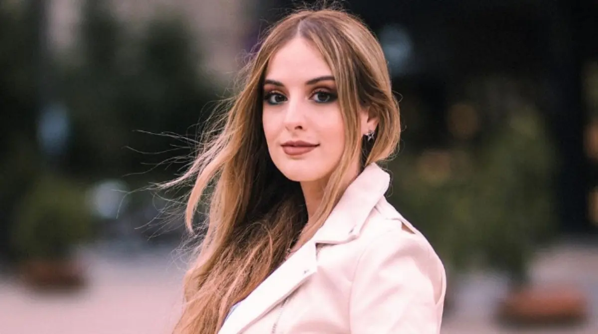 Mayichi pertenece al equipo de KOI, en donde comparte asiento con Ibai Llanos y Gerard Piqué, y en sus comienzos jugaba mucho League of Legends hasta que conoció a otros streamers y se juntó con ellos para ser creadora de contenido durante la pandemia.