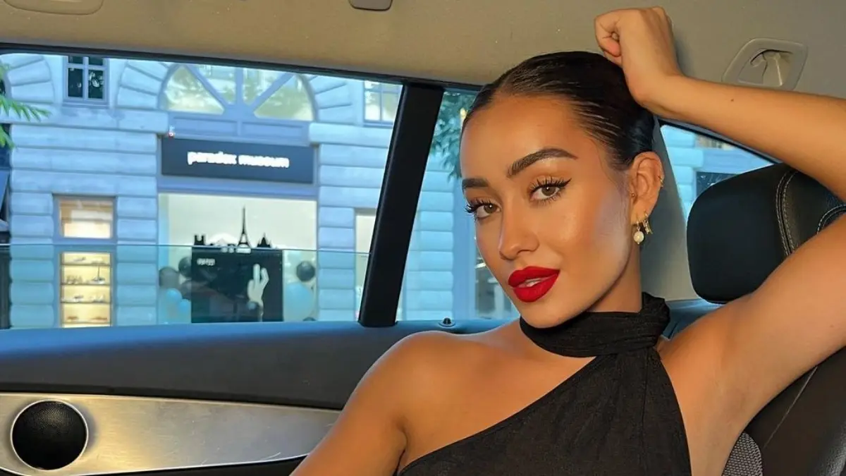 Su popularidad comenzó en Youtube donde contaba su día a día, sin embargo su figura explotó en TikTok.