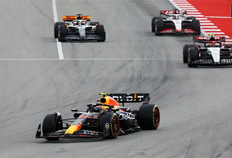 Checo P&eacute;rez estuvo en la pelea por el podio del GP de Espa&ntilde;a 2023