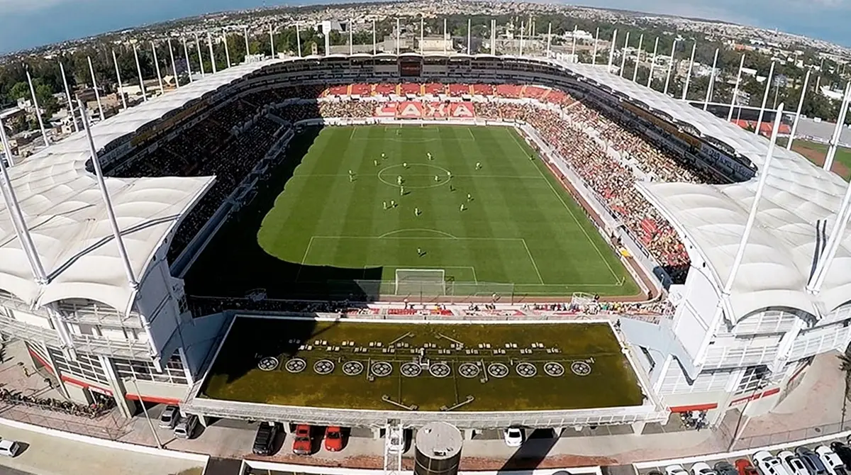 ESTADIO VICTORIA. La cancha del Necaxa vio un juego de México durante junio de 2004 contra la Selección de Dominica.