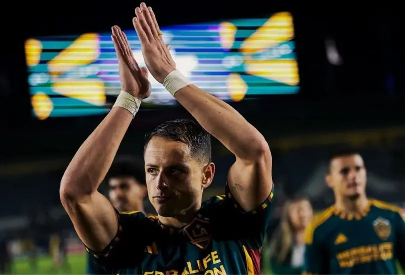 El delantero mexicano no podrá jugar hasta 2024, tiempo en el que ya no tendría contrato con el LA Galaxy. El delantero mexicano no podrá jugar hasta 2024, tiempo en el que ya no tendría contrato con el LA Galaxy.