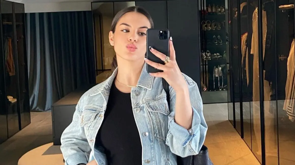 Es bastante común que acompañe a su padre en sus éxtios dentro de las canchas, por ejemplo recién se le vio en la celebración del título de la Premier League.