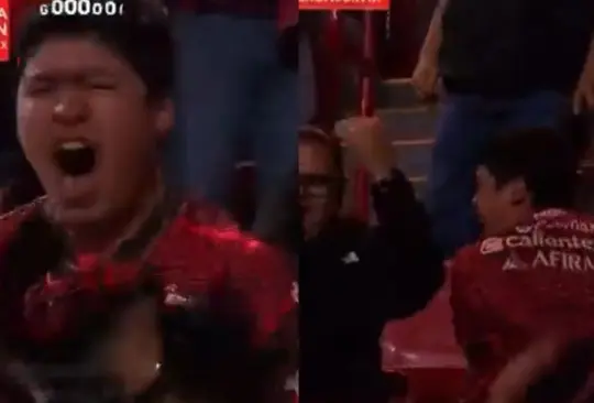 Un aficionado de Tijuana sufrió una divertida caída en vivo durante el encuentro de Pumas mientras celebraba un gol.