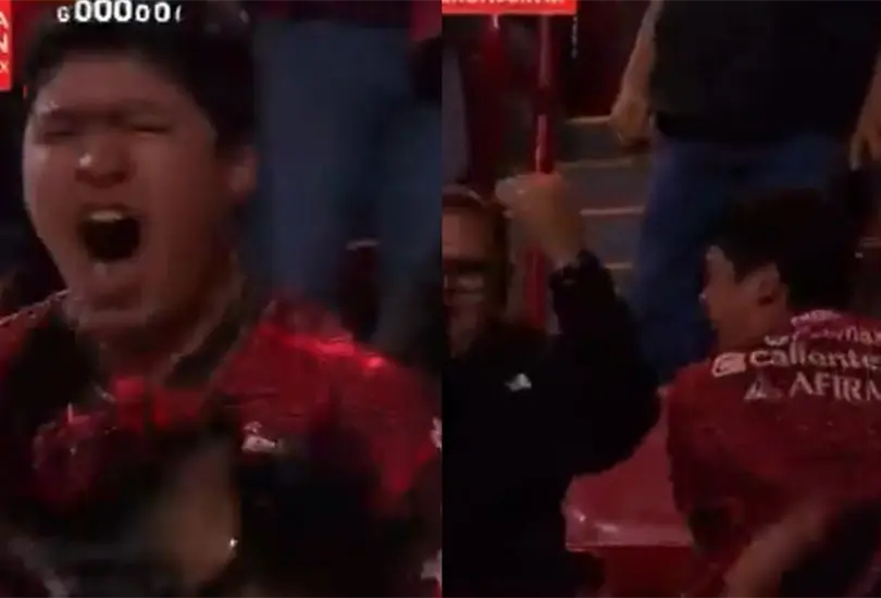 Un aficionado de Tijuana sufri&oacute; una divertida ca&iacute;da en vivo durante el encuentro de Pumas mientras celebraba un gol.