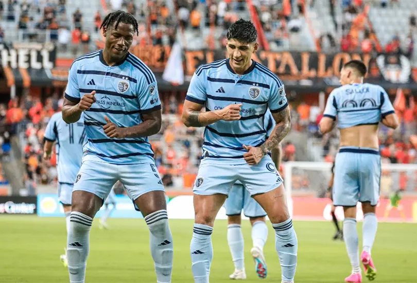 Alan Pulido anot&oacute; un golazo en el empate del Sporting KC ante Houston Dynamo