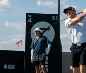 Oscar de la Hoya tilda a Canelo Álvarez como "irresponsable" por... ¿jugar golf?