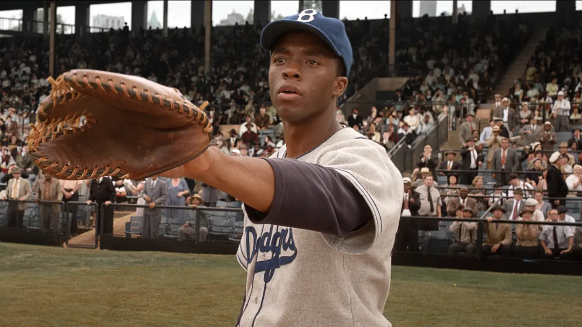 CHADWICK BOSEMAN: Previo a su fallecimiento en 2020, el actor estadounidense interpretó dos deportistas de la vida real que lograron cosas históricas en las ligas de ese país.