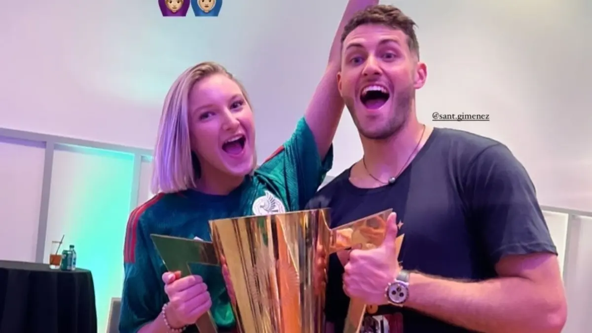 En redes sociales siempre presume que acompaña a su hermano en los partidos más importantes que ha disputado.