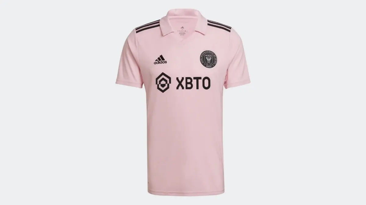 Inter Miami 2023. Probablemente una de las playeras m&aacute;s populares del momento, la primera que utilizar&aacute; Lionel Messi en la MLS.