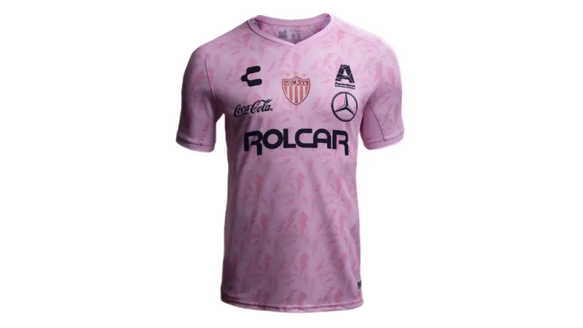 Necaxa 2019-20. En M&eacute;xico ha habido muchos dise&ntilde;os rosas conmemorativos pero el de los Rayos fue una tercera equipaci&oacute;n con lujosos detalles.