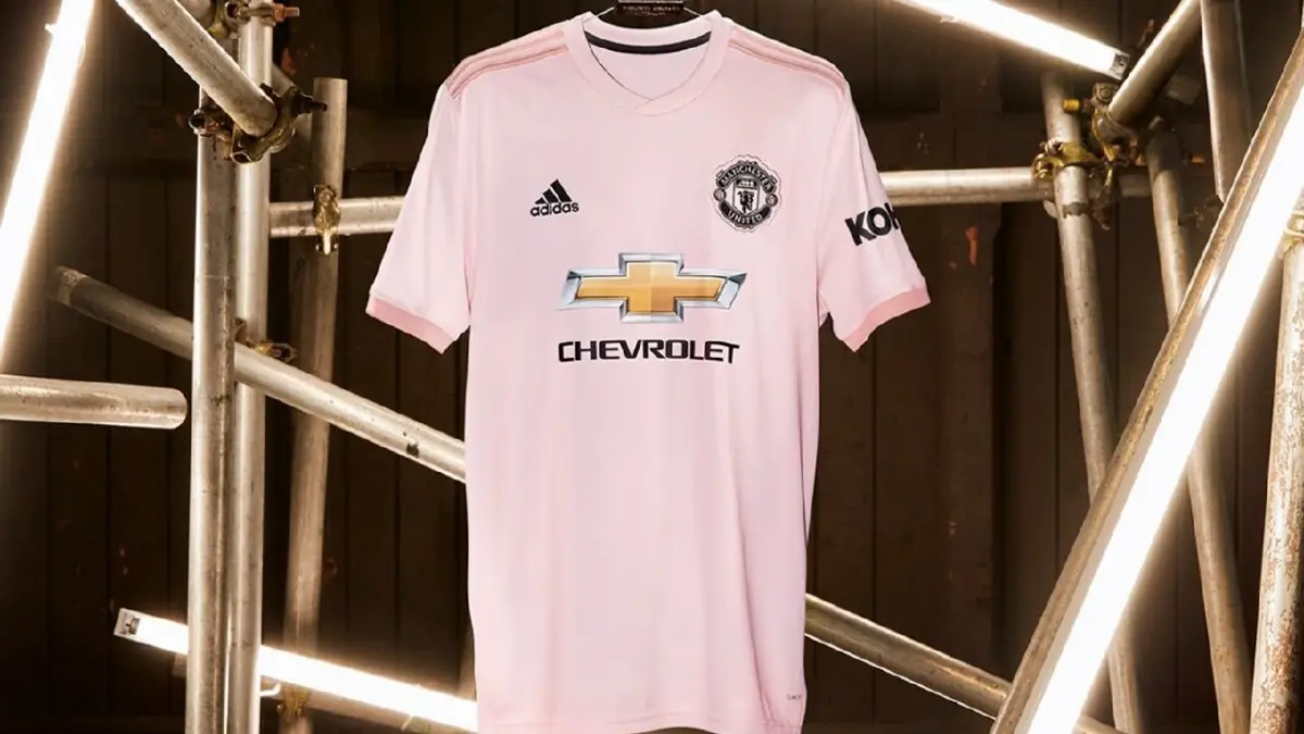 Manchester United 2018-19. Los Red Devils se atrevieron y ofrecieron un modelo con distintos tonos de rosa que agrad&oacute; bastante.
