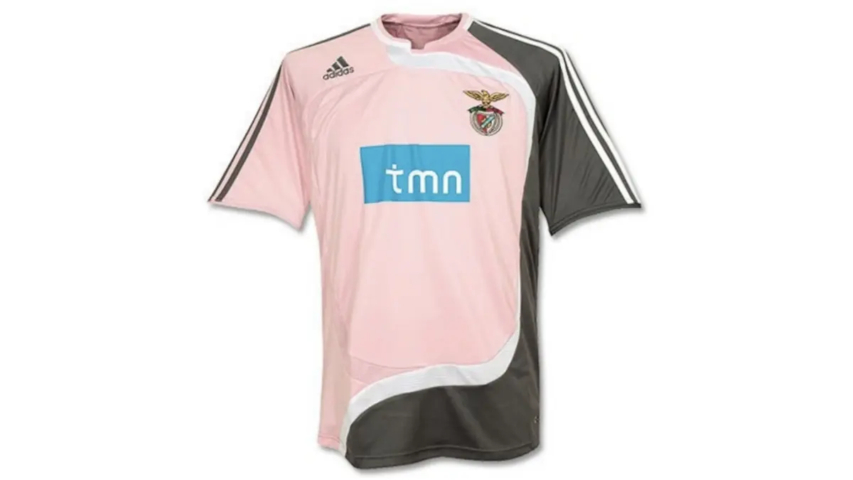 Benfica 2007-08. Las &Aacute;guilas explotaron uno de los templates m&aacute;s queridos de Adidas y lo convirtieron en una pieza bastante elegante.