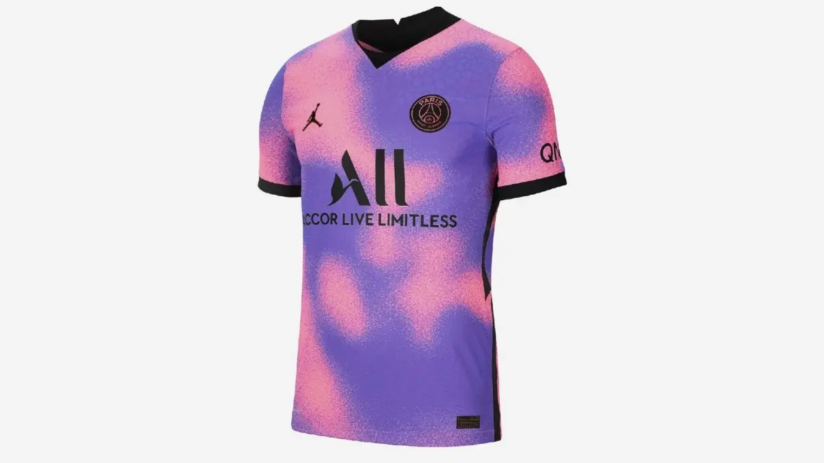 PSG 2020-21. Uno de los primeros modelos que Jordan hizo para el conjunto parisino y que combina rosa y morado a la perfecci&oacute;n.