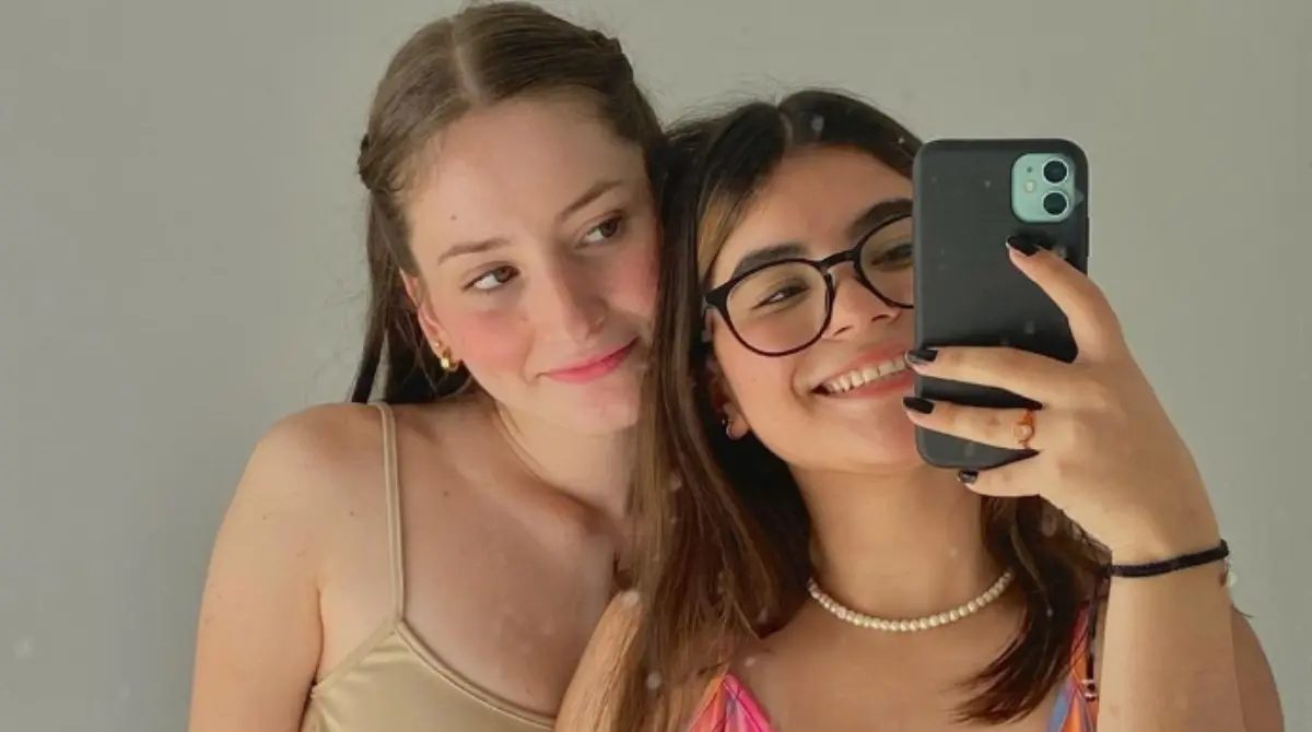 A través de sus videos, Dahna muestra que es una chica que pasa mucho tiempo con su prima de la misma edad, Nirvana, por lo que ella también es conocida en las redes sociales.