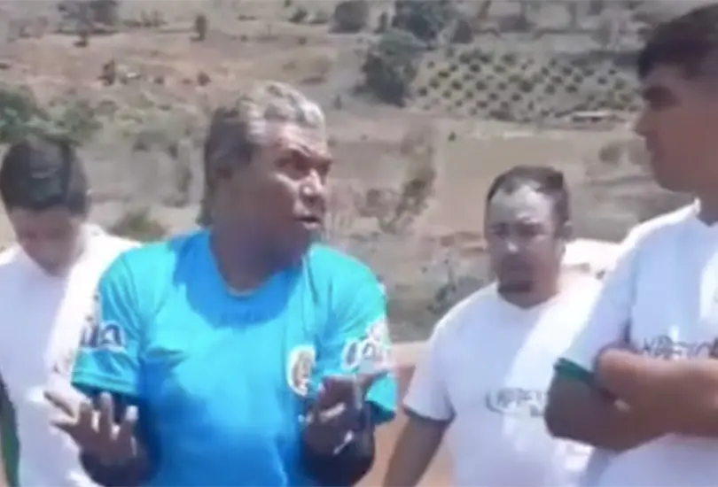 Un &aacute;rbitro llanero se hizo viral por su peculiar antes de un juego.