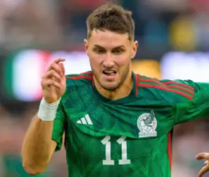 Santiago Giménez: La millonaria cifra que un histórico de Inglaterra pagaría por el Bebote