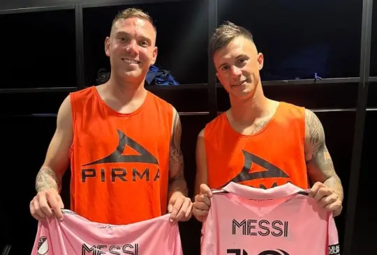 Rotondi y Lotti presumieron felices la camiseta de Lionel Messi.