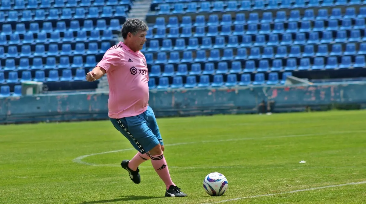 En el equipo de exprofesionales participó Juan Hernández, jugador leyenda de las Águilas del América, quien regaló un par de jugadas de fantasía.
