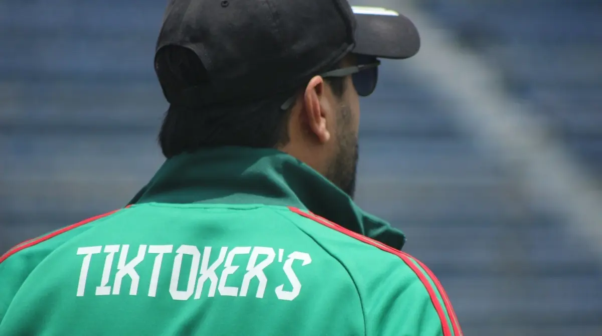 Sin duda este duelo fue planeado e incluso patrocinado, ya que además del uniforme de los jugadores, se dejaban ver las chamarras con la palabra TikTokers en representación de su equipo. 