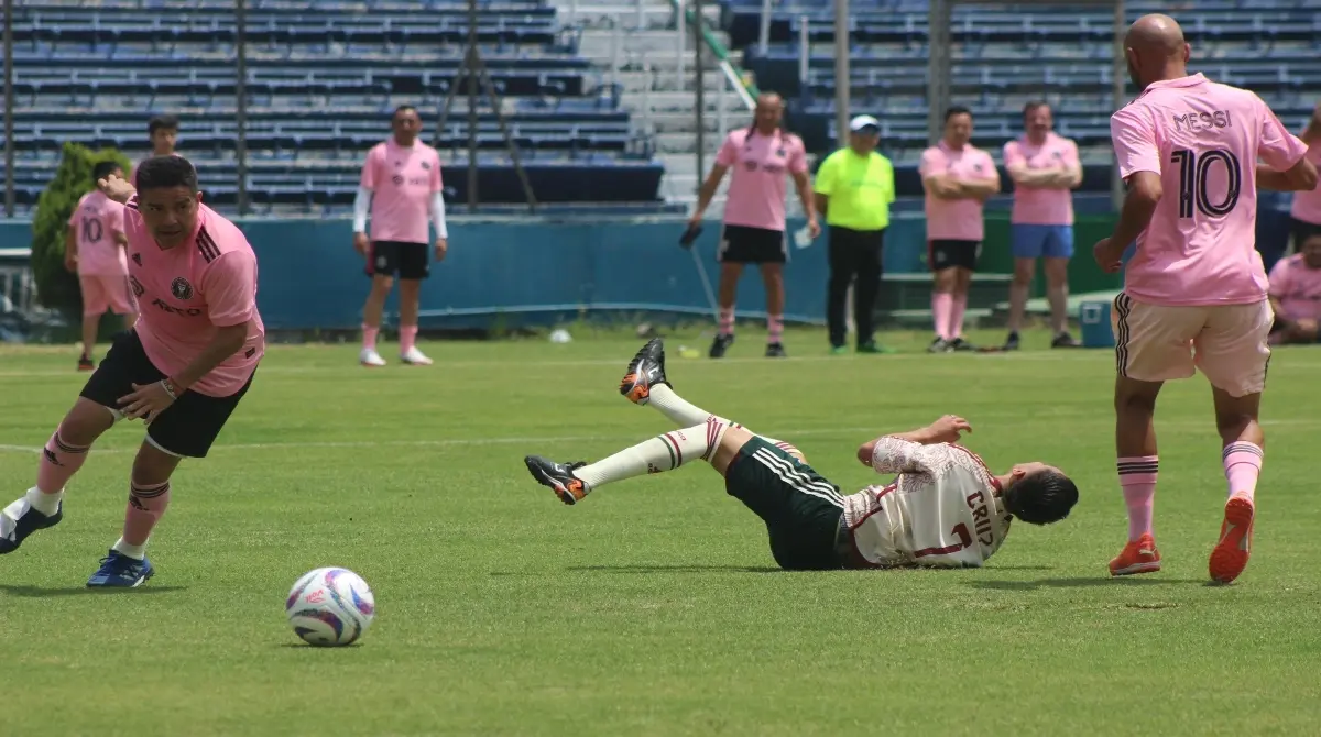 El juego no estuvo exento de faltas y mucho menos de reclamos, ya que jugadores de ambos equipos reclamaron muchas veces al árbitro por marcar mal las jugadas.