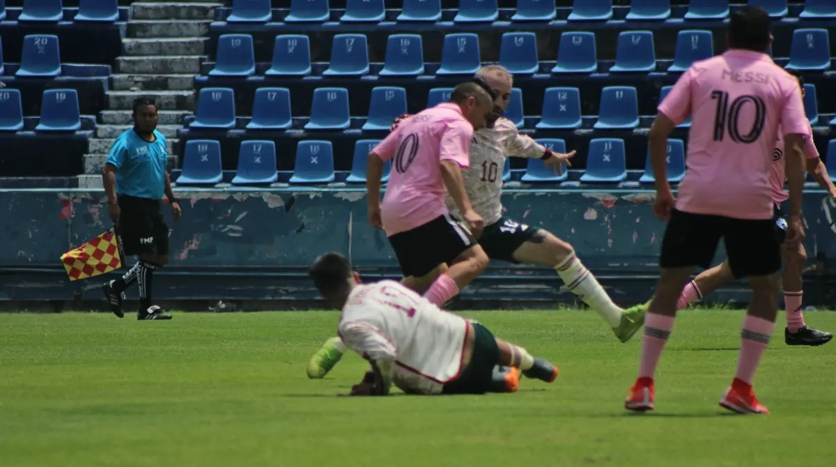 El enfrentamiento comenzó parejo y eran comunes las jugadas de contacto, mientras los TikTokers trataban de presionar a sus rivales, que vistieron el uniforme del Inter Miami con el 10 de Lionel Messi.