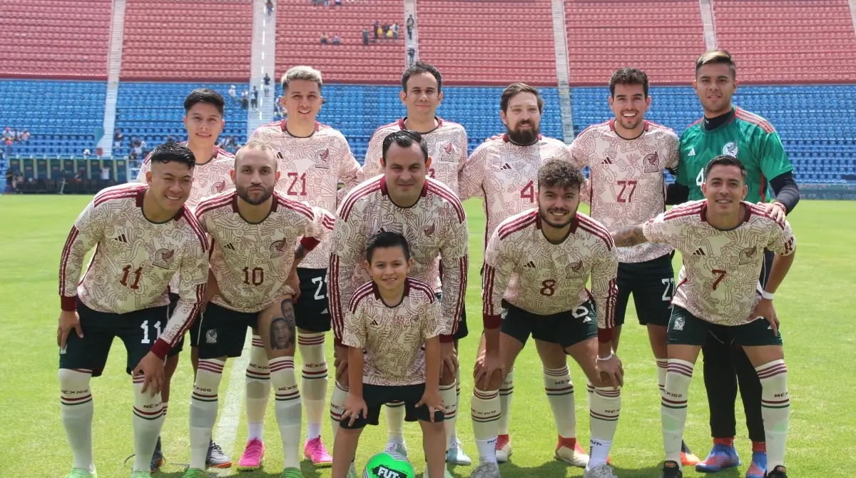 Este fue el 11 inicial con el que la Selección de TikTokers saltó a la cancha para enfrentar al equipo de exjugadores profesionales de Primera División, y vistieron los colores del Tri de visitante.