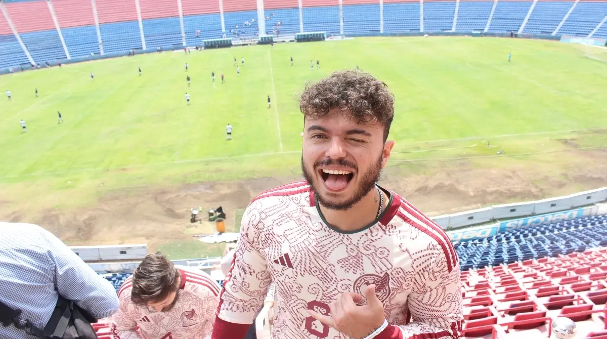 Bastian, el TikToker y co-creador del podcast 'En Buen Pedo', fue uno de los titulares, y aquí se preparaba para bajar a la cancha.