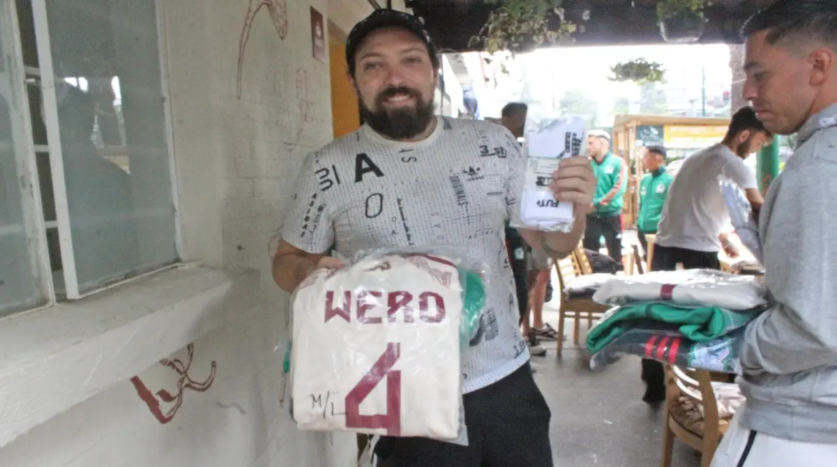 Días previo al encuentro, los influencers seleccionados para participar se reunieron para discutir la alienación, estrategia y también para recibir sus uniformes, aquí Wereverwero con su kit.