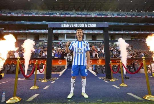 Sergio Canales cantó el himno de Rayados durante su presentación con el club y las burlas se hicieron presentes en redes sociales.