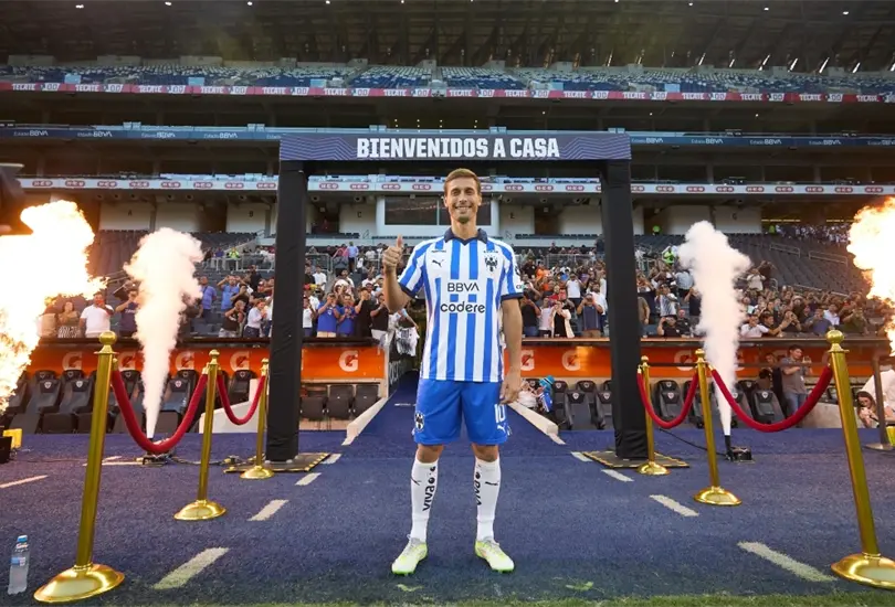 Sergio Canales cant&oacute; el himno de Rayados durante su presentaci&oacute;n con el club y las burlas se hicieron presentes en redes sociales.