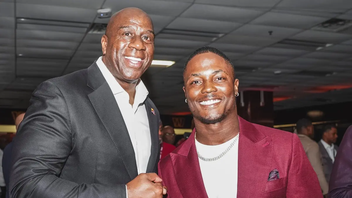 Earvin Magic Johnson puede presumir que fue parte de dos de las compras más caras de un equipo deportivo en la historia porque es miembro de los grupos que adquirió a los Dodgers de Los Ángeles y de los Washington Commanders, de la NFL; este último fue valuado en seis mil millones de dólares.