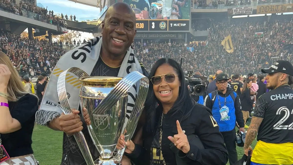 También usó ese dinero para comprar acciones de Los Ángeles Sparks, de la WNBA, y con cada uno ha conseguido por lo menos un título en sus respectivas ligas.