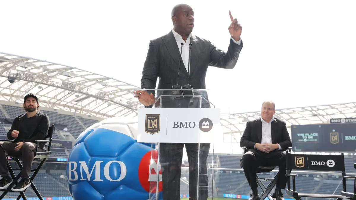 Llegó a ser dueño de 126 filiales y vendió su porcentaje de estas a la empresa en 2010 en una operación que lo ayudó a aumentar su fortuna.