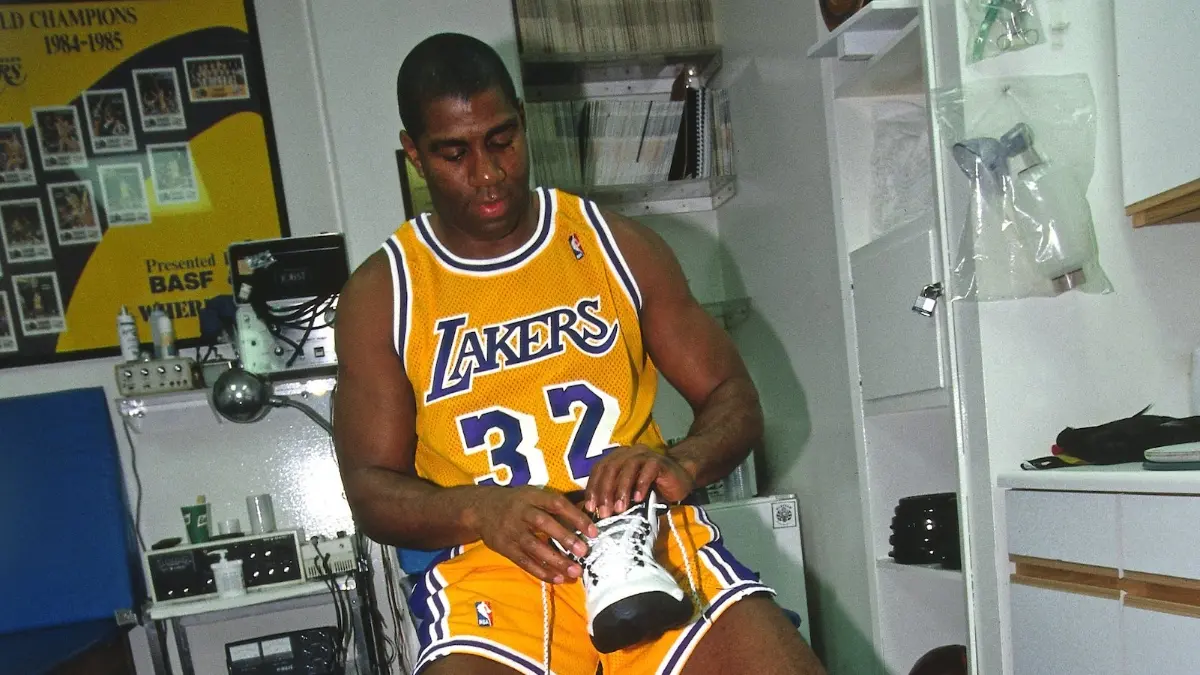 FORTUNA: A pesar de ganar cinco títulos de NBA, una medalla de oro en los Juegos Olímpicos de Barcelona 1992 y varios premios individuales, Johnson se retiró con la NBA con un estimado de 18 millones de dólares entre salarios y patrocinios.