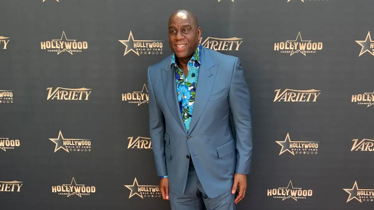 Por lo que formó alianzas con Sony Pictures Entertainment en 1995 y Starbucks en 1998 para abrir cinemas y locales de la empresa especializada en café en esas zonas para ayudarlos.