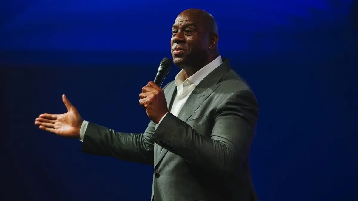 El exbasquetbolista abrió una tienda de ropa llamada Magic´s 32 en 1981, pero cerró al año debido a que la llenó de productos que sólo a él le gustaban, incluida una chamarra de cuero que no vendió una sola unidad.