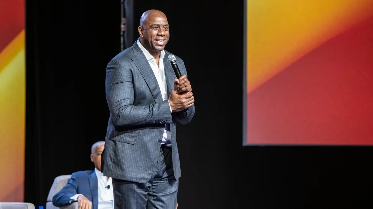 En el caso de las cafeterías Starbucks, él y la empresa compartían el 50% de las sucursales, donde la leyenda de la NBA hizo ajustes al menú y a la música para atraer al público que era su objetivo.