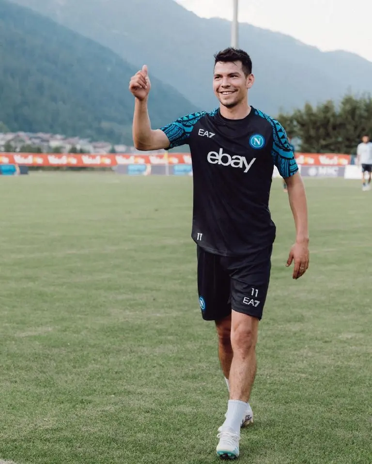 Por ahora el 'Chucky' Lozano se encuentra en pretemporada con el Napoli <br>@hirvinglozano