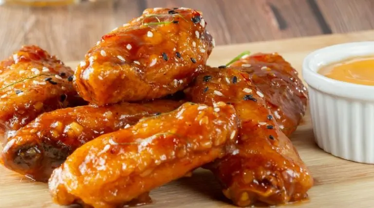Las alitas de pollo llaman la atención entre comensales - pexels.com