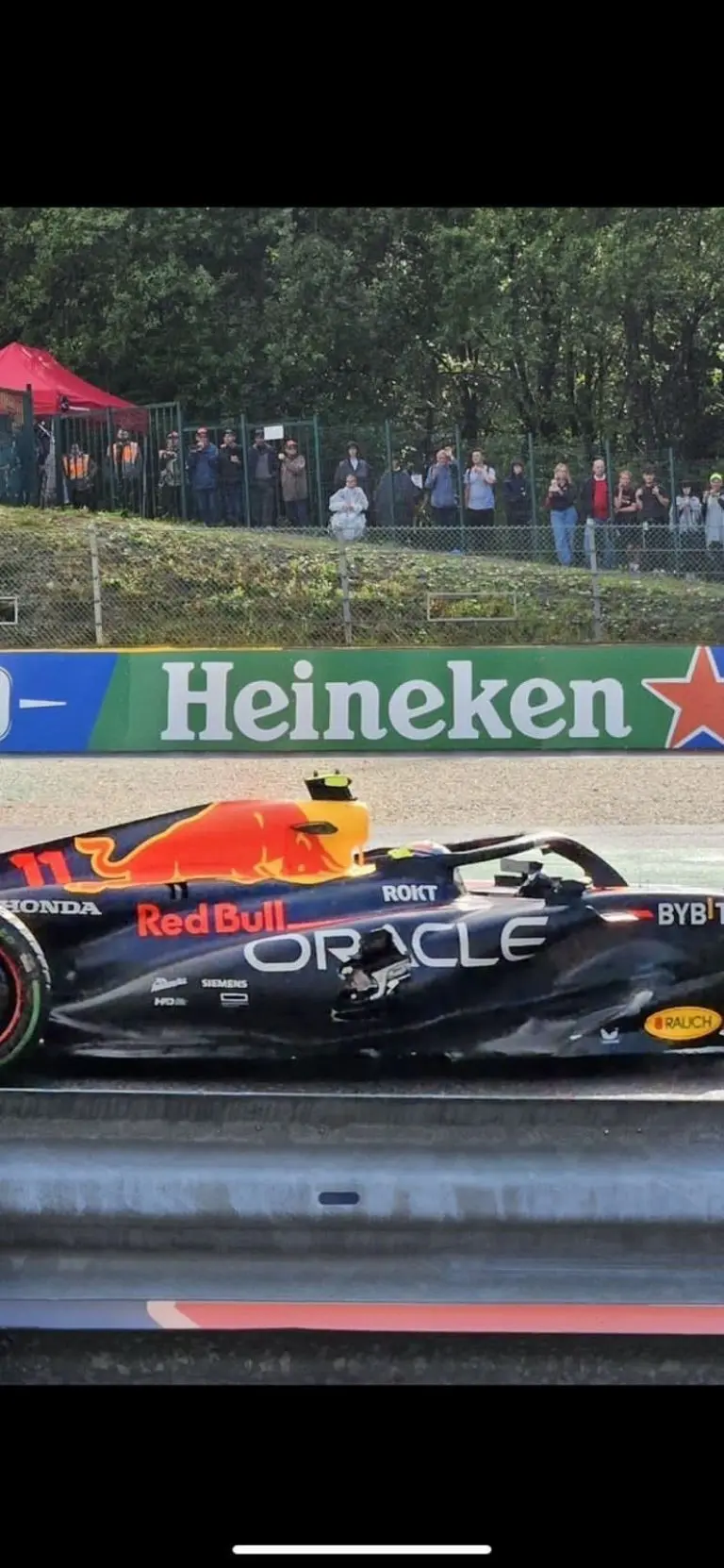 El lado derecho del auto de Checo tras el choque con Hamilton. @RBR_Daily