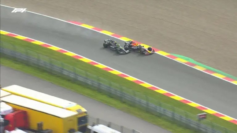 Lewis Haimlton chocó a Checo en la carrera sprint de Bélgica. @F1