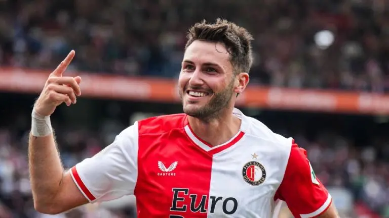 Santiago Giménez se ha ganado el cariño de los aficionados del Feyenoord<br>Galería Referee