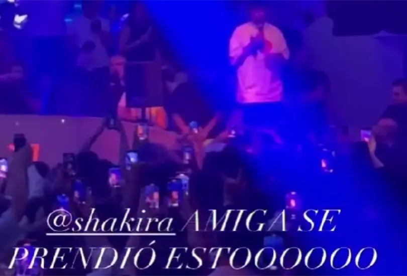 Momento en el que los asistentes comenzaron a corear la canci&oacute;n.