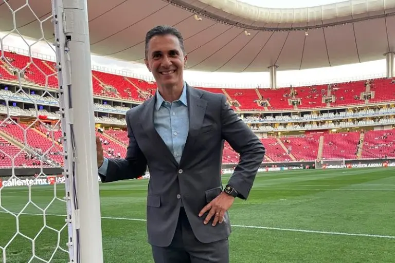 Adolfo Ríos trabaja en una televisora como analista - Twitter @adorri25
