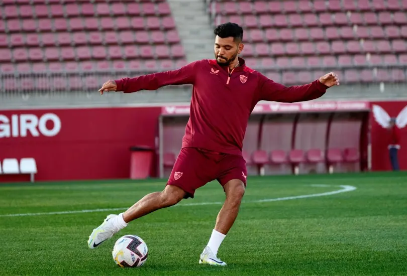 Tecatito Corona habl&oacute; de los rumores que lo colocan en Chivas o Rayados