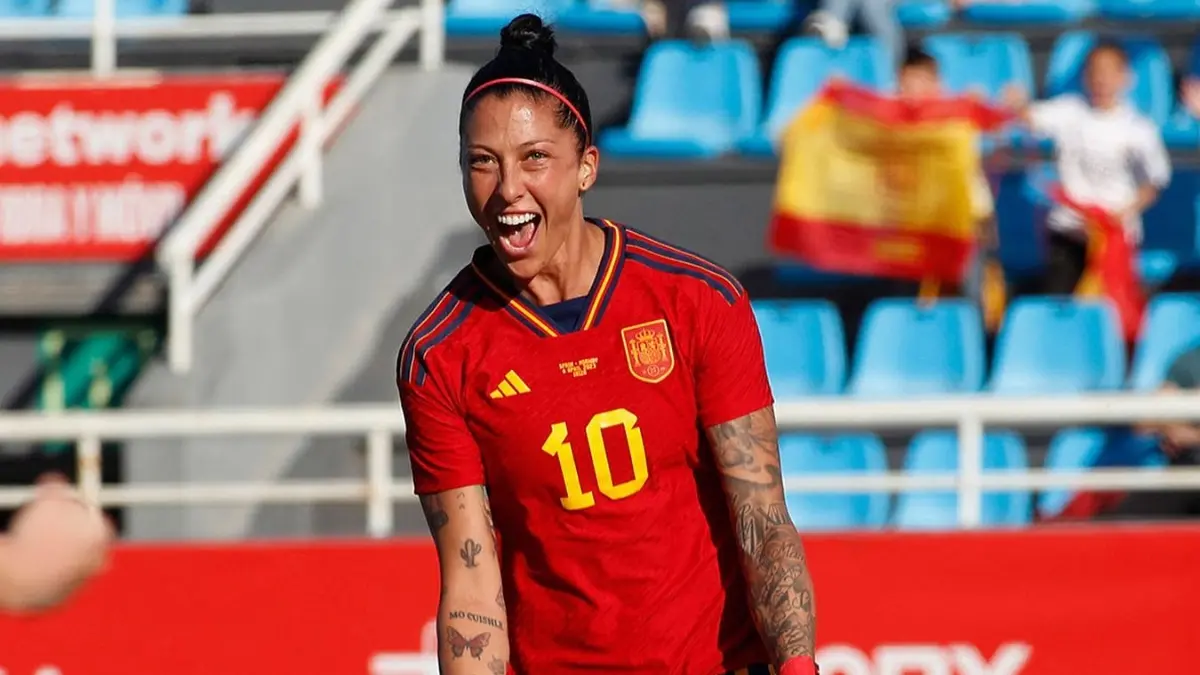 BONUS – JENNI HERMOSO: La mediocampista española no perdió su lugar con ´La Roja´ pese a venir al futbol mexicano con Pachuca y quiere ayudar a Alexia Putellas a mejorar su actuación en el Mundial Femenil 2023 de la FIFA, que se hará en Australia-Nueva Zelanda. 