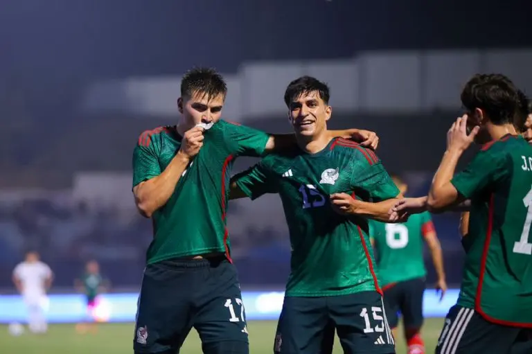 Ettson Ayón besa el escudo de la Selección Mexicana - @miseleccionmx