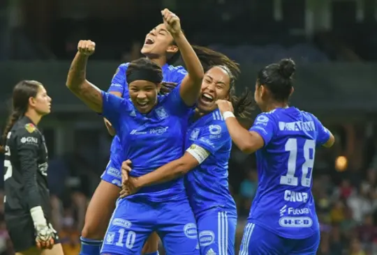 Mia Fishel celebra su doblete ante Am&eacute;rica Femenil en el Campe&oacute;n de Campeones.